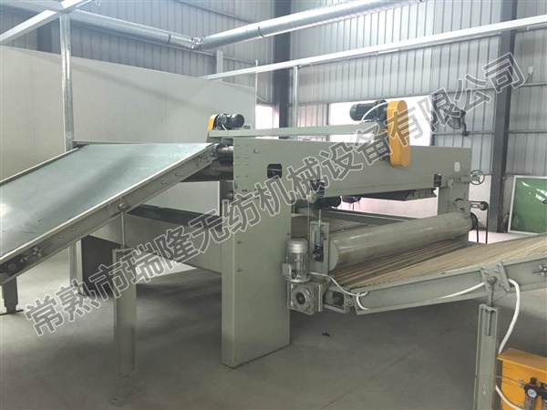 Cross lapping machine