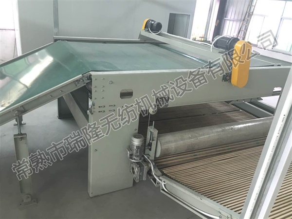 Cross lapping machine